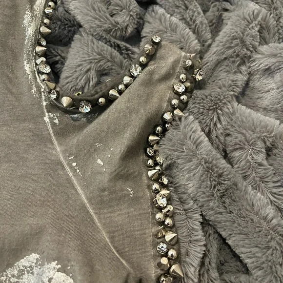Stylish Gray Cold Shoulder Embellished Sleeve Top Size Large - Picture 8 of 12